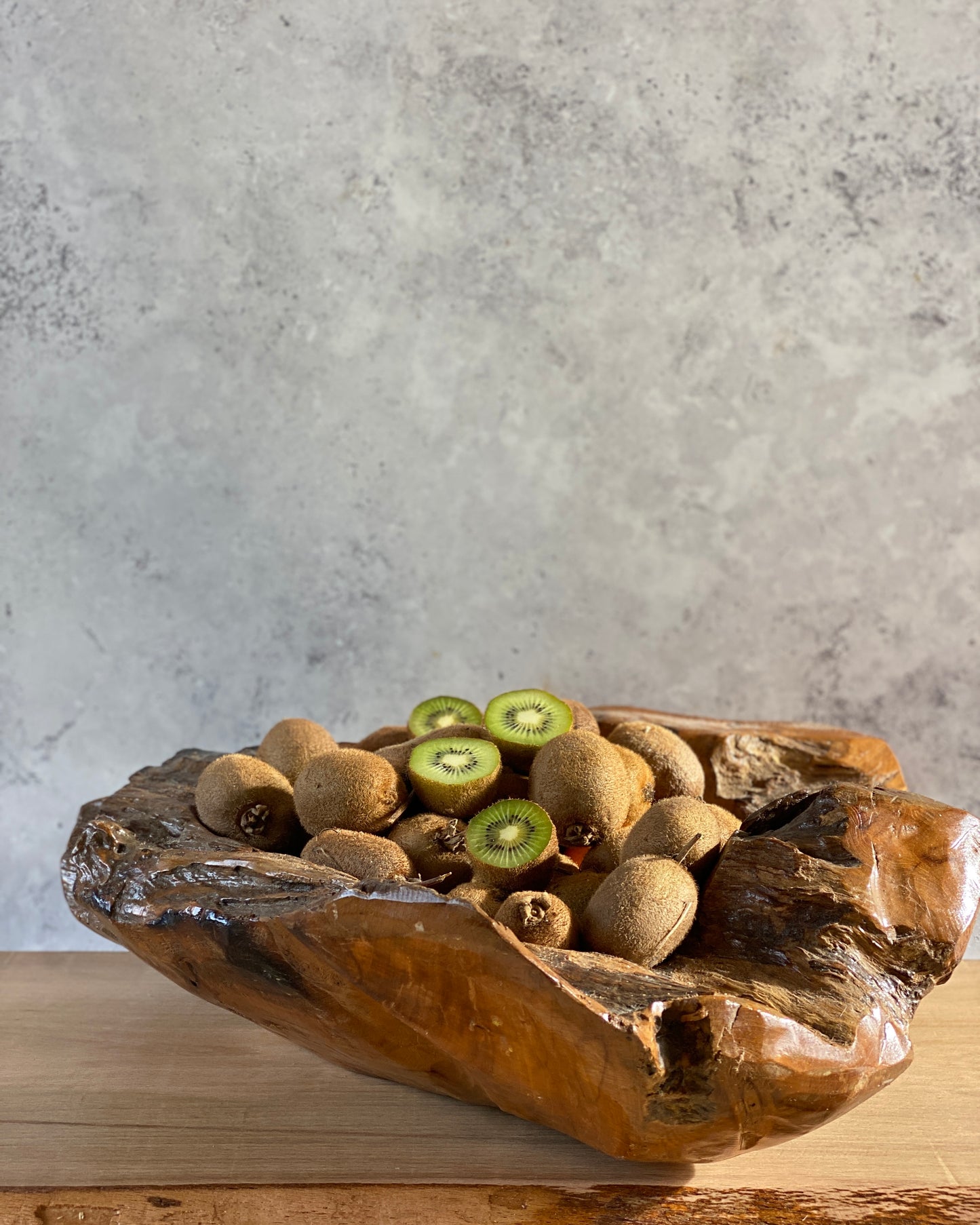 Corbeille à fruits artisanale en bois d'olivier – Une pièce unique chargée d'histoire et de durabilité