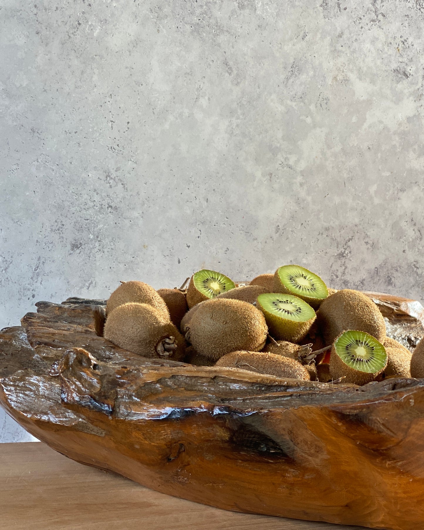 Corbeille à fruits artisanale en bois d'olivier – Une pièce unique chargée d'histoire et de durabilité