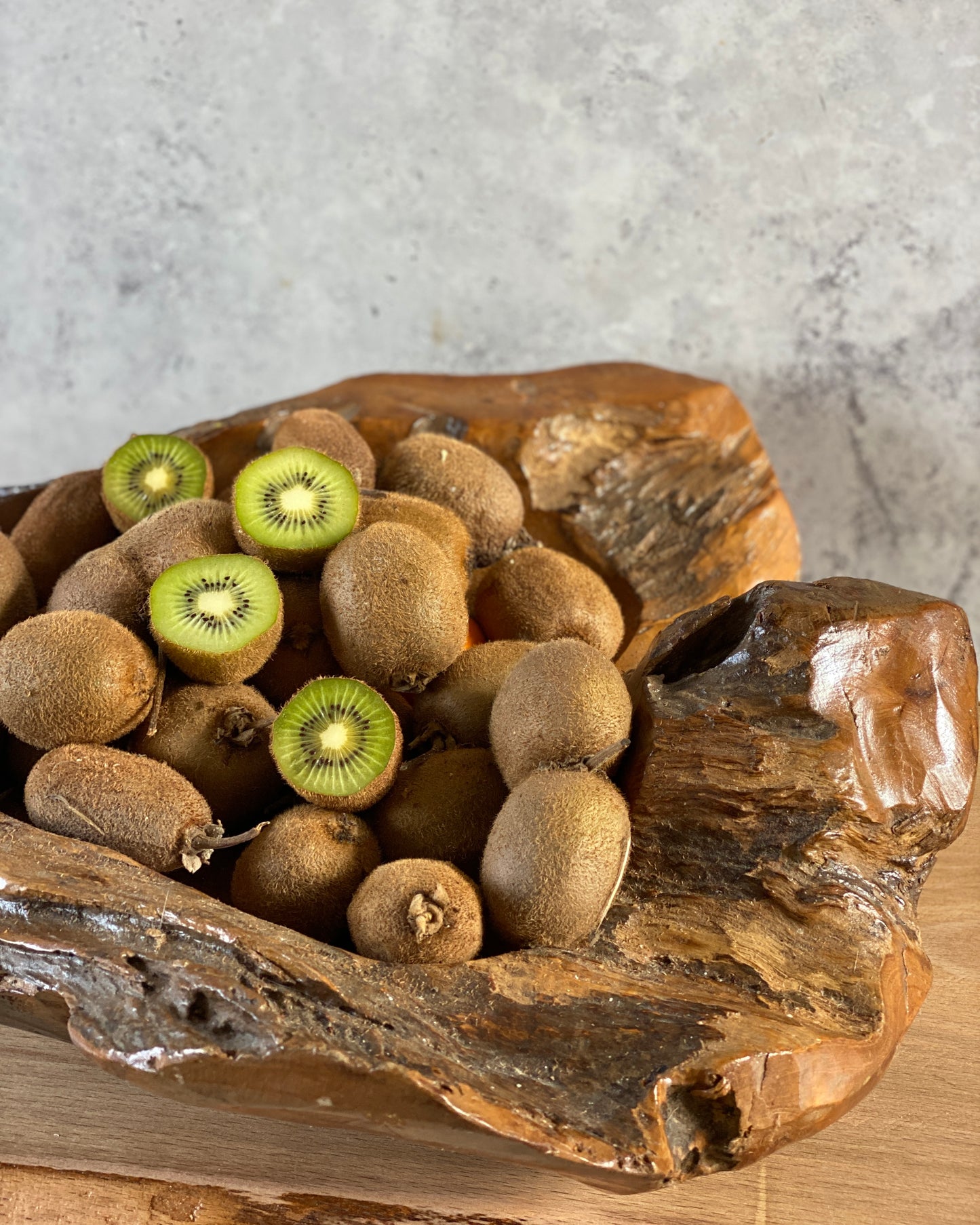 Corbeille à fruits artisanale en bois d'olivier – Une pièce unique chargée d'histoire et de durabilité