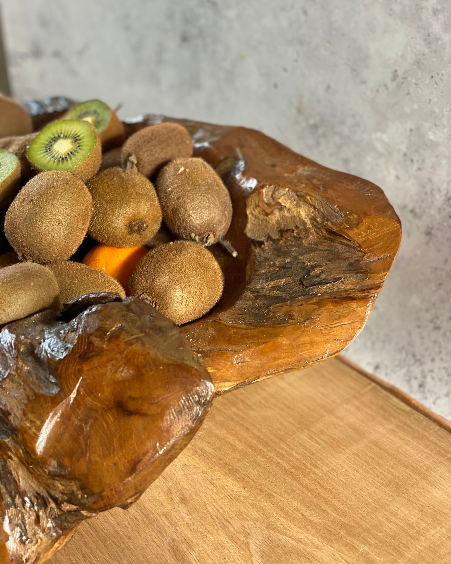 Corbeille à fruits artisanale en bois d'olivier – Une pièce unique chargée d'histoire et de durabilité